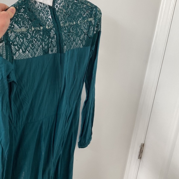 Size small Abercrombie & Fitch dress released circa 2017. Garment may be ironed - Picture 3 of 5